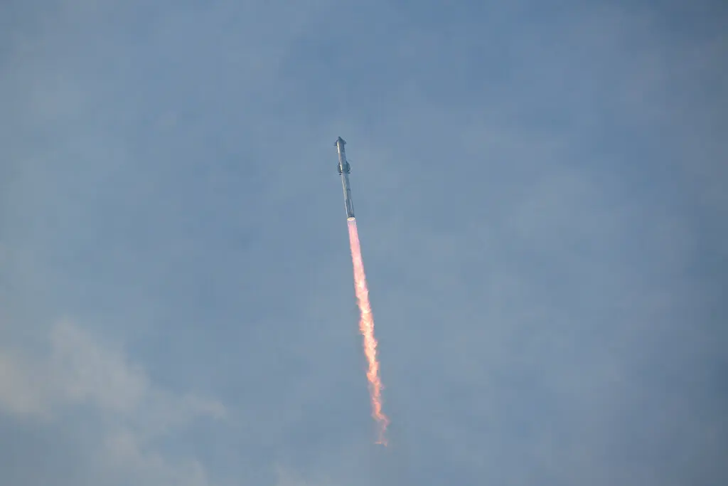 A visual representation of the Starship rocket during its trajectory, with Earth in the background.