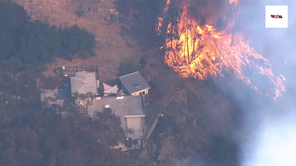 Evacuations ordered in Oakland Hills as wildfire scorches 13 acres, threatening dozens of homes. Stay safe, everyone! 🙏 #Oakland #Wildfire